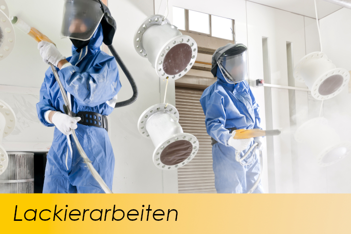 Zwei Arbeiter in blauen Schutzanzügen bei Lackierarbeiten