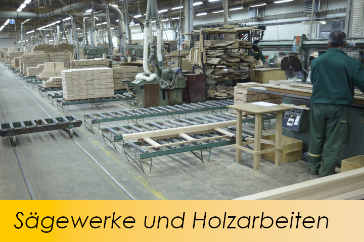 Arbeiter beim Zuschneiden von Holz in einer Produktionshalle